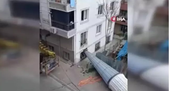 Cami minaresi binanın üzerine devrildi