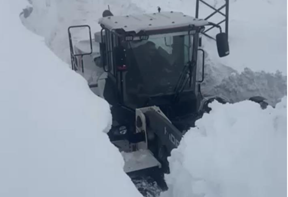 Yüksekova’da 4 metrelik kar tünelinde çalışma