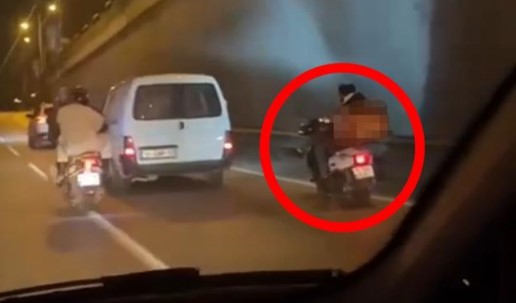 Bursa’da motosiklet sürücüsünün rahatlığı pes dedirtti