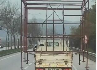 Bursa’da tehlikeli taşımacılık kamerada…