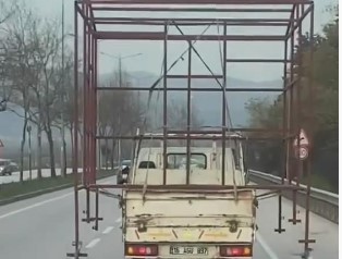 Bursa’da tehlikeli taşımacılık kamerada…
