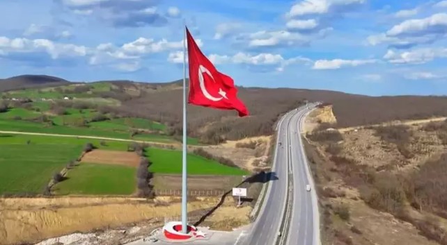 Türkiye’nin en büyük bayrağı burada! 430 kg ağırlığı var