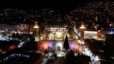 Bursa’daki tarihi Ulu Cami’nin mahyası asıldı
