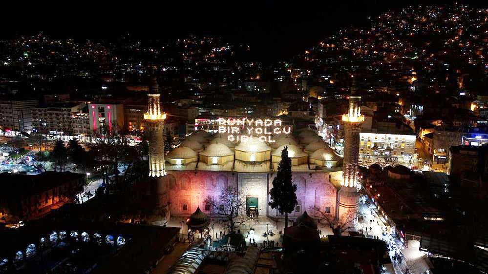 Bursa’daki tarihi Ulu Cami’nin mahyası asıldı