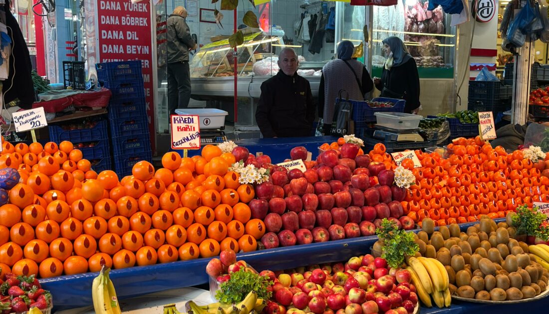 Ramazan öncesi pazar tezgahlarında son durum… Vatandaş taneyle sebze meyve alıyor