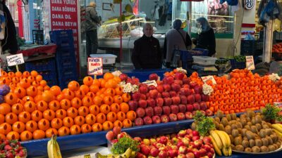 Ramazan öncesi pazar tezgahlarında son durum… Vatandaş taneyle sebze meyve alıyor