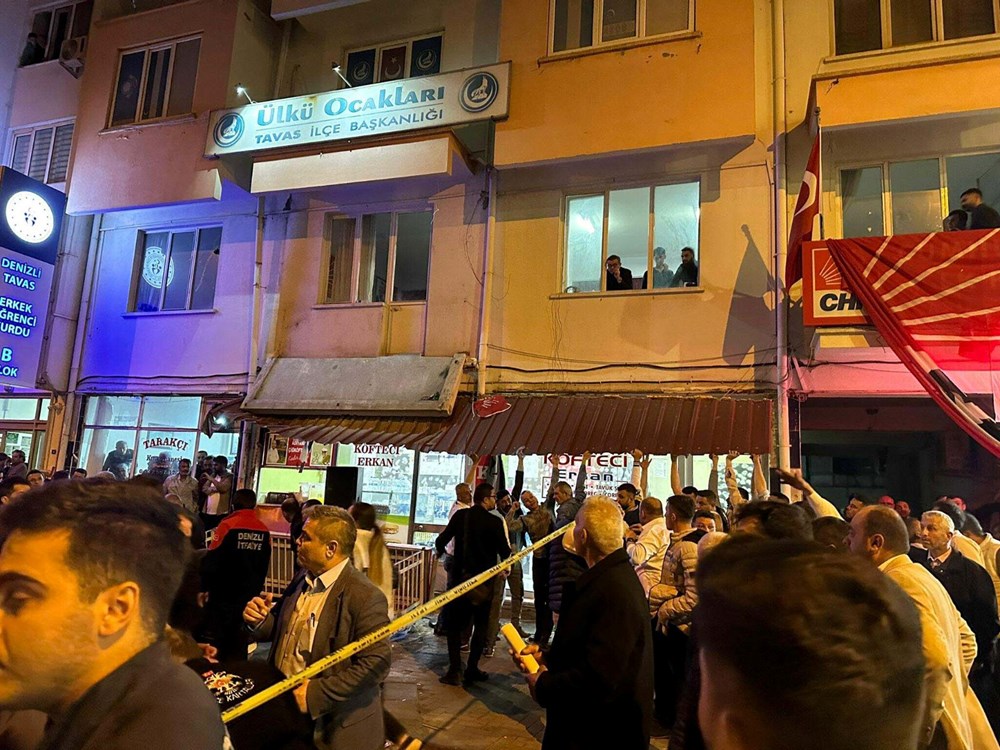 Seçim kutlamaları sırasında parti binasının balkonu çöktü