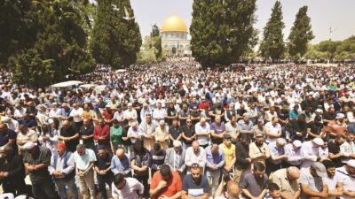 Mescid-i Aksa’da cuma namazında 125 bin müslüman saf tuttu
