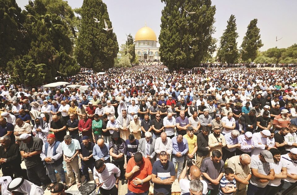 Mescid-i Aksa’da cuma namazında 125 bin müslüman saf tuttu Mescid-i Aksa’da cuma namazında 125 bin müslüman saf tuttu