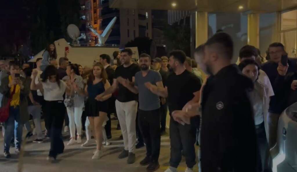 Bursa’da vatandaşlardan ‘Bozbey’ kutlaması
