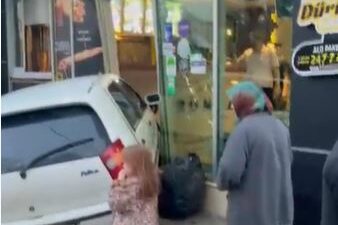 Bursa’da otomobil dükkana girdi