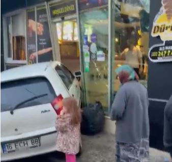 Bursa’da otomobil dükkana girdi