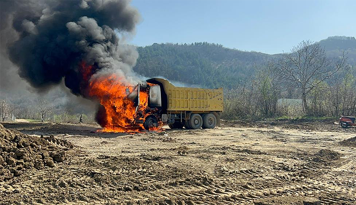 Bursa’da seyir halindeki kamyon alev topuna döndü