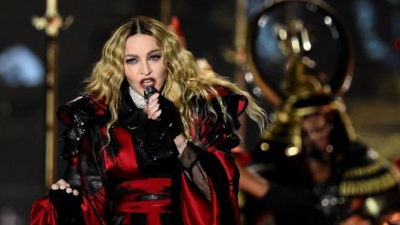 Madonna’dan büyük gaf: Oturuyor diye kızdığı seyirci engelli çıktı!