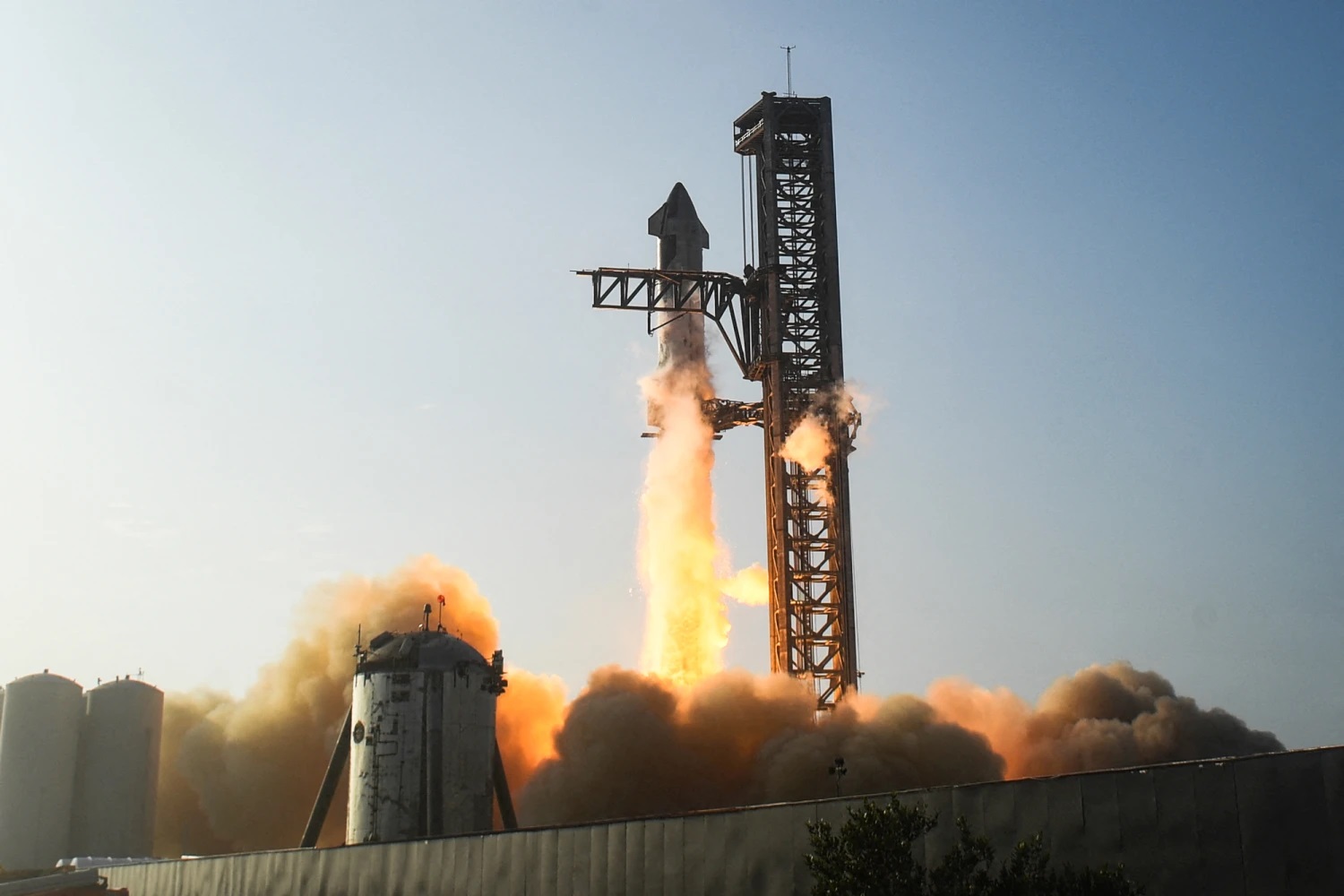 SpaceX, Starship roketini fırlattı: Atmosfere yeniden girişte kayboldu