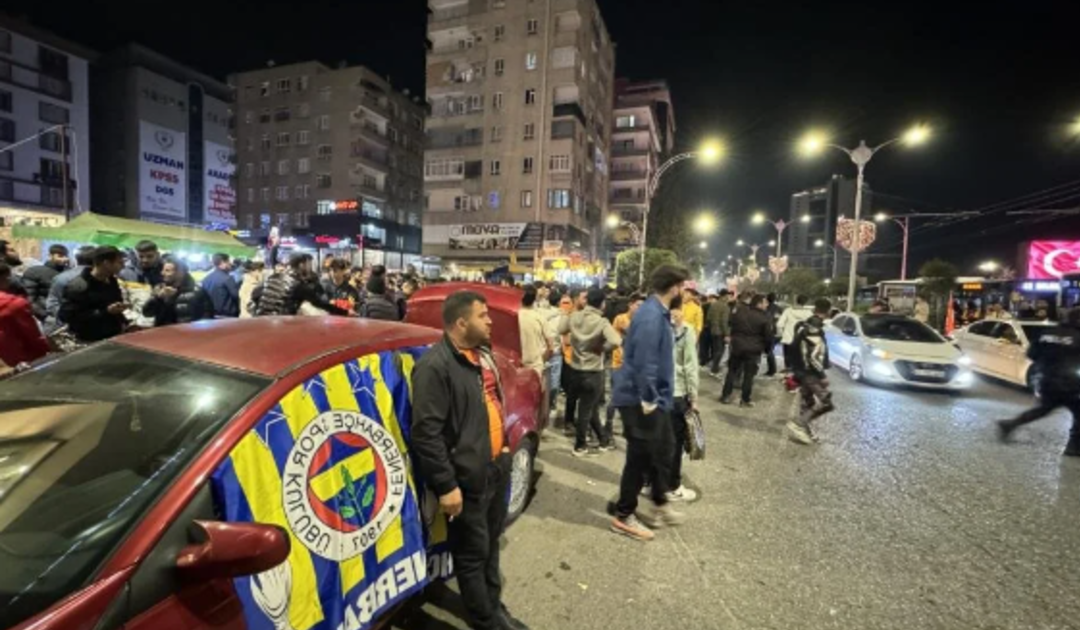 Fenerbahçe ve Galatasaraylı taraftarlar birlikte kutlama yaptı!