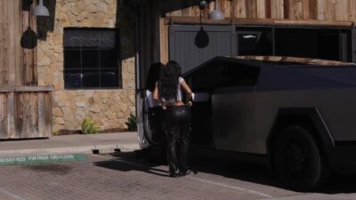 Kim Kardashian 100 bin dolarlık arabasını paylaştı!