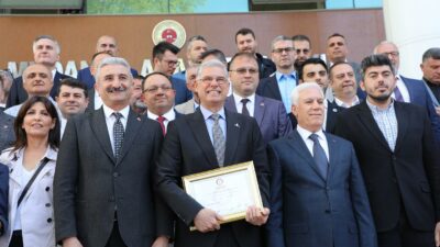 Mudanya Belediye Başkanı Deniz Dalgıç mazbatasını alarak göreve başladı
