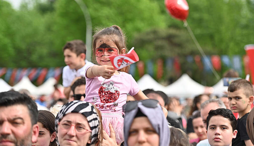 Bursa’da 23 Nisan coşkusu kentin dört bir yanını sardı