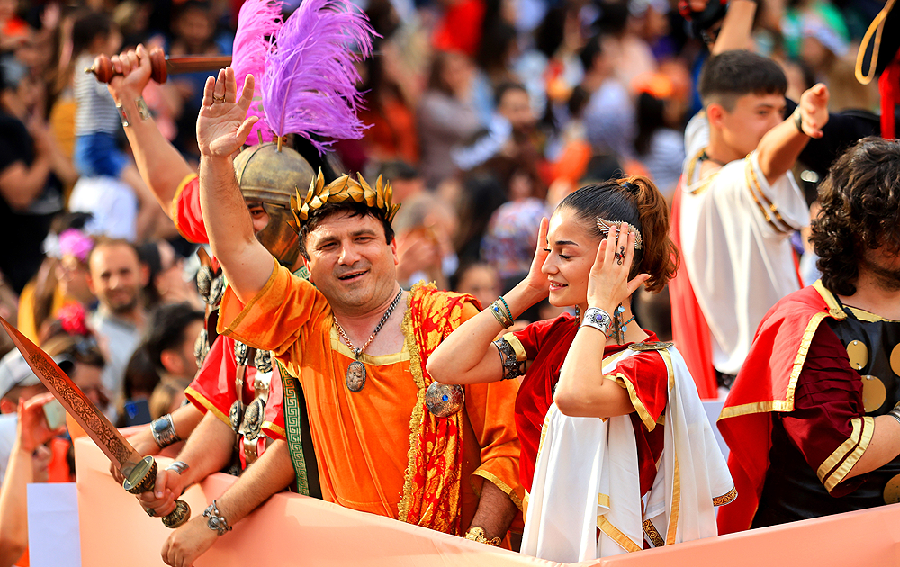 Adana’da karnaval korteji renkli görüntülere sahne oldu