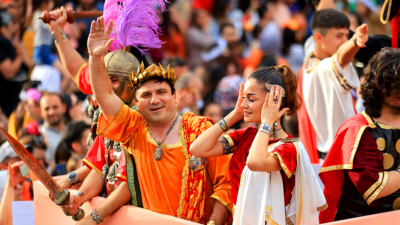 Adana’da karnaval korteji renkli görüntülere sahne oldu