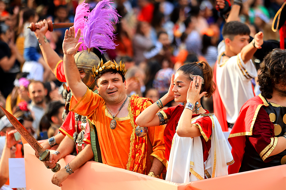 Adana’da karnaval korteji renkli görüntülere sahne oldu