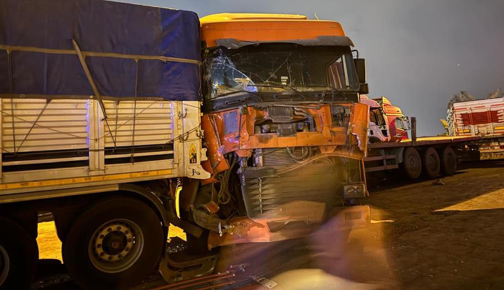 Yol kenarında yemek yiyen şoförlerin arasına TIR daldı