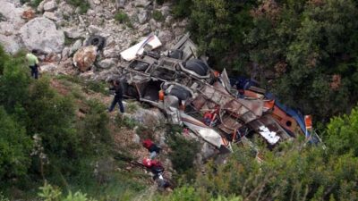 Göçmenleri taşıyan araç uçurumdan yuvarlandı: 8 ölü