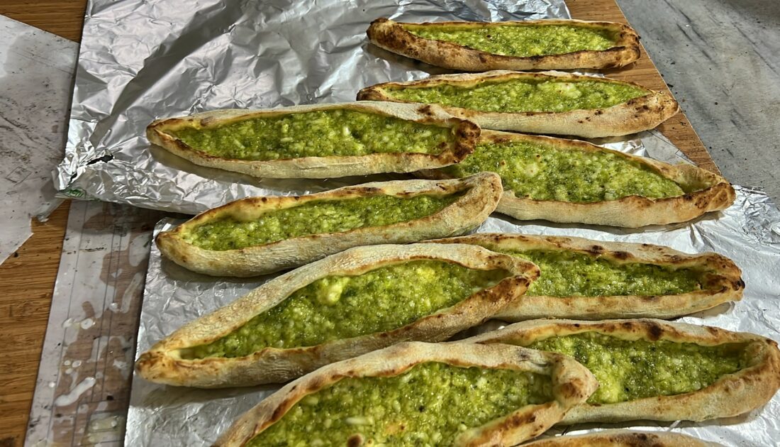 İftar sofralarının lezzetli yiyeceği fıstıklı börek