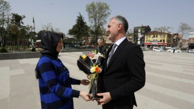 Başkan Taban çiçeklerle karşılandı