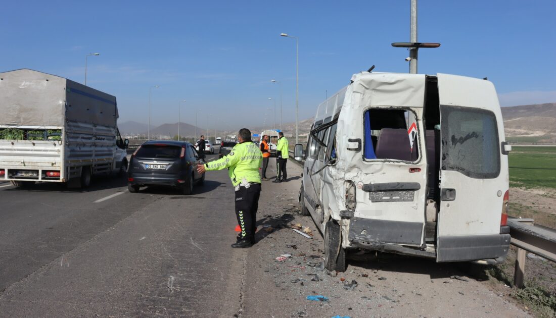 Kamyonet işçi servisine çarptı: 1’i ağır 10 yaralı