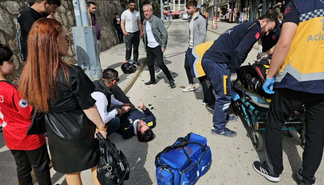 Motosiklet yayaya çarptı, 3 kişi yaralandı