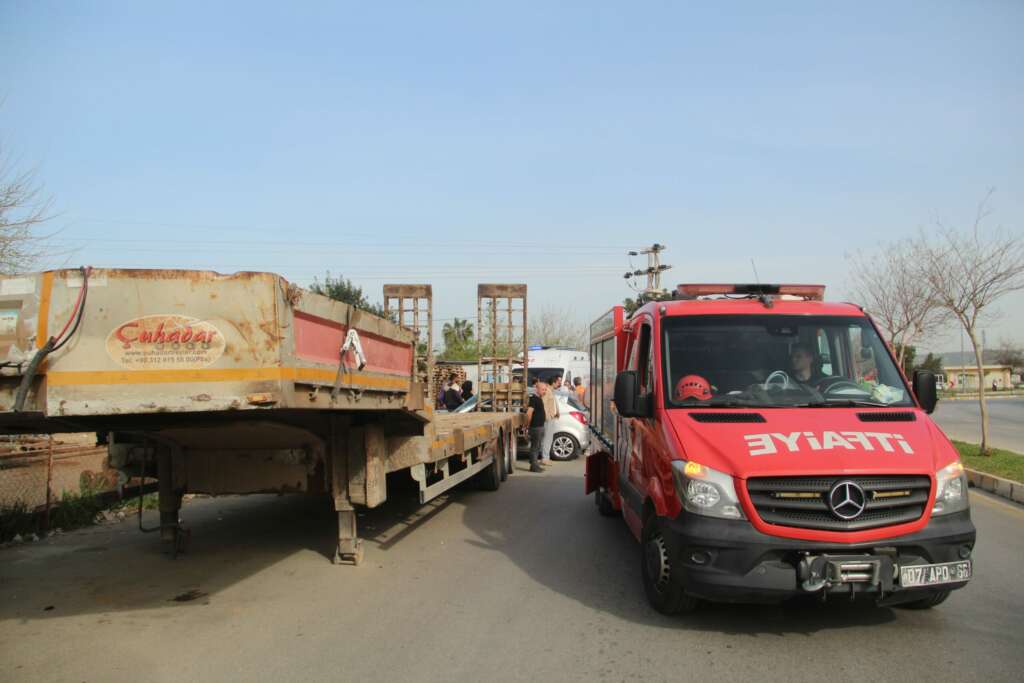 Park halindeki römorka çarpan otomobil sürücüsü ağır yaralandı