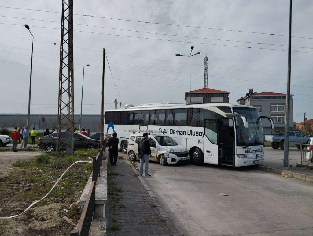 Otobüsün karıştığı zincirleme kazada 1 kişi yaralandı