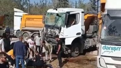 Bursa’da hafriyat kamyonları çarpıştı