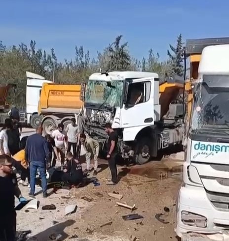 Bursa’da hafriyat kamyonları çarpıştı
