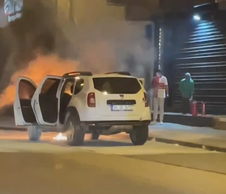 Bursa’da seyir halindeki otomobil alev alev yandı