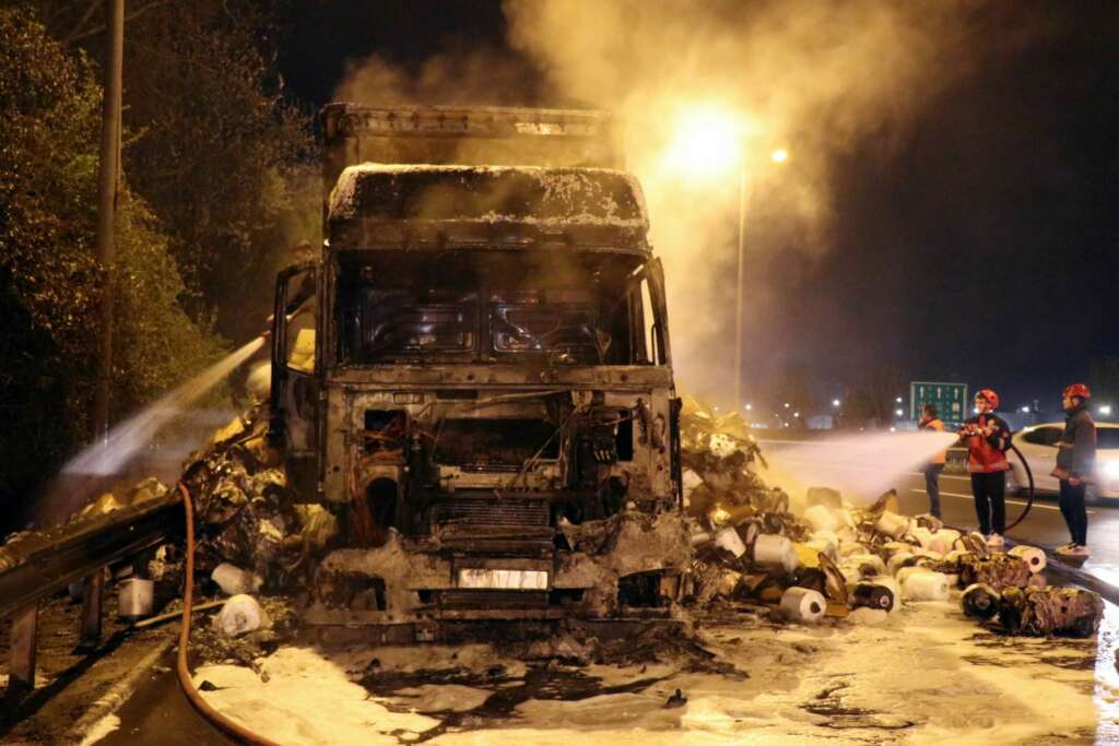 Otoyolda TIR alev alev yandı