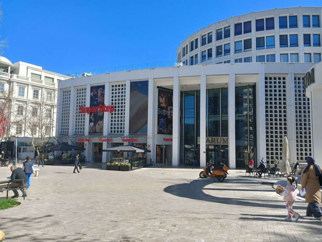 Temizlik görevlisi asma kattan düşüp yere çakıldı