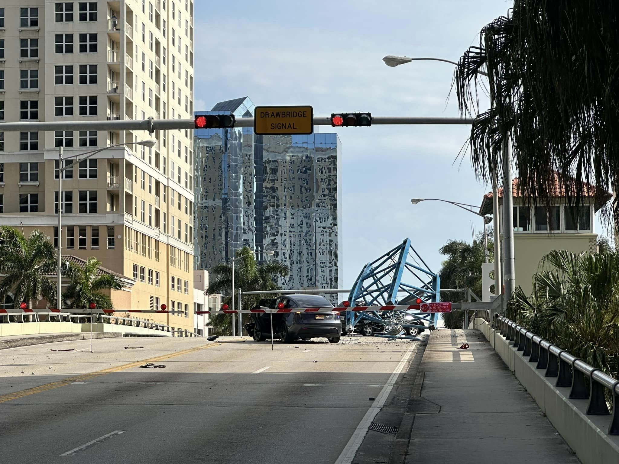 Florida’da vinç aracın üstüne düştü: 1 ölü
