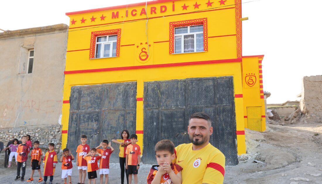 Evinin dış cephesini boyayıp, onun ismini yazdı
