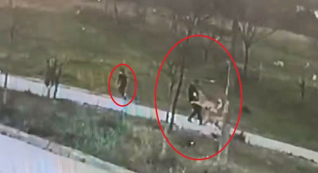 Bursa’da başıboş köpek dehşeti kamerada…Oğlu için kendini feda etti