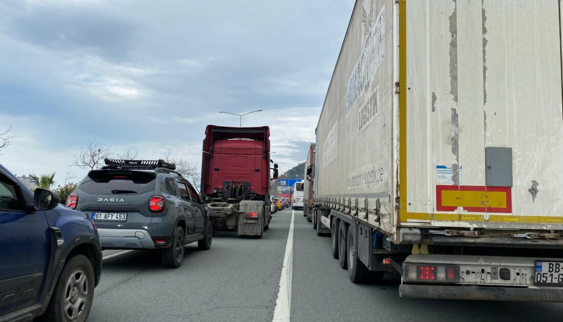Sarp Sınır Kapısı’nda bayram öncesi yoğunluk uzun tır kuyrukları oluşturdu