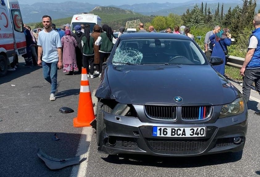 Bursa’da feci kaza; otomobil kadınlara çarptı