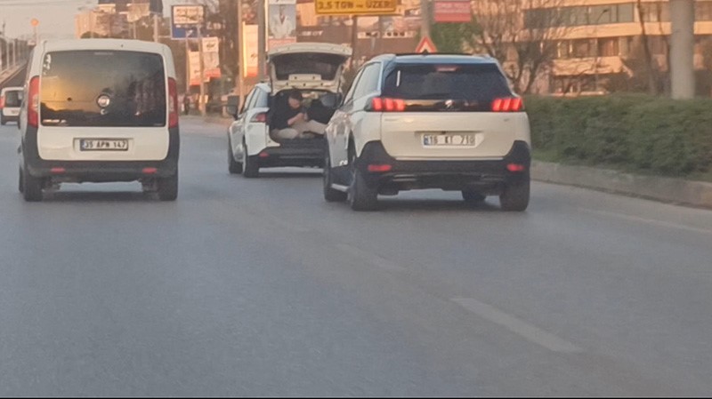 Bursa trafiğinde tehlikeli anlar… Her şey ‘sosyal medya’ için!
