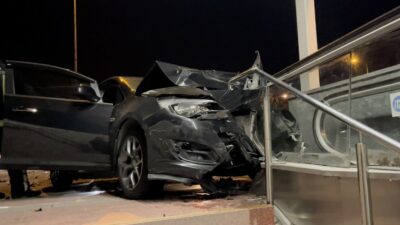 Bursa’da makas atan otomobil metro merdivenlerine çarptı: 4 yaralı