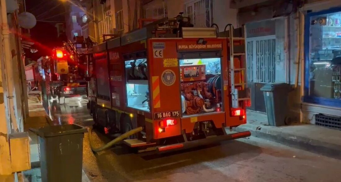 Bursa’da yangın paniği… 6 katlı binanın giriş katı yandı!