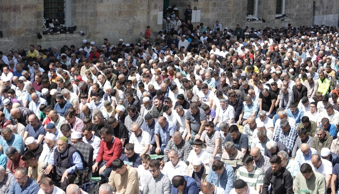 Bursa’da cuma yoğunluğu… Tarihi camiler doldu taştı Bursa’da cuma yoğunluğu… Tarihi camiler doldu taştı