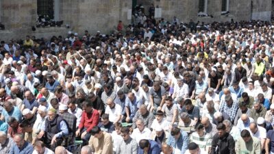 Bursa’da cuma yoğunluğu… Tarihi camiler doldu taştı