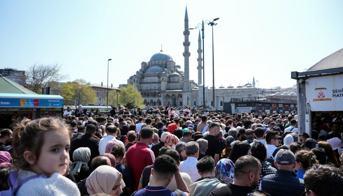 İstanbul Eminönü’nde insan seli